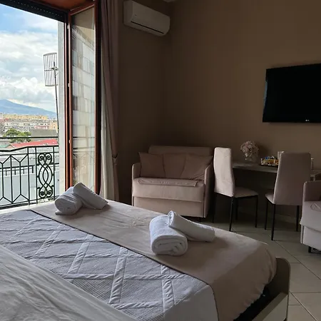 Elisabet Naples
